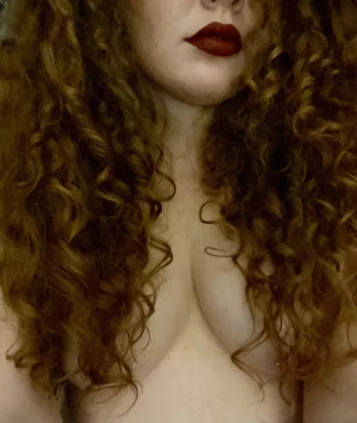 red hair, red lipsπ