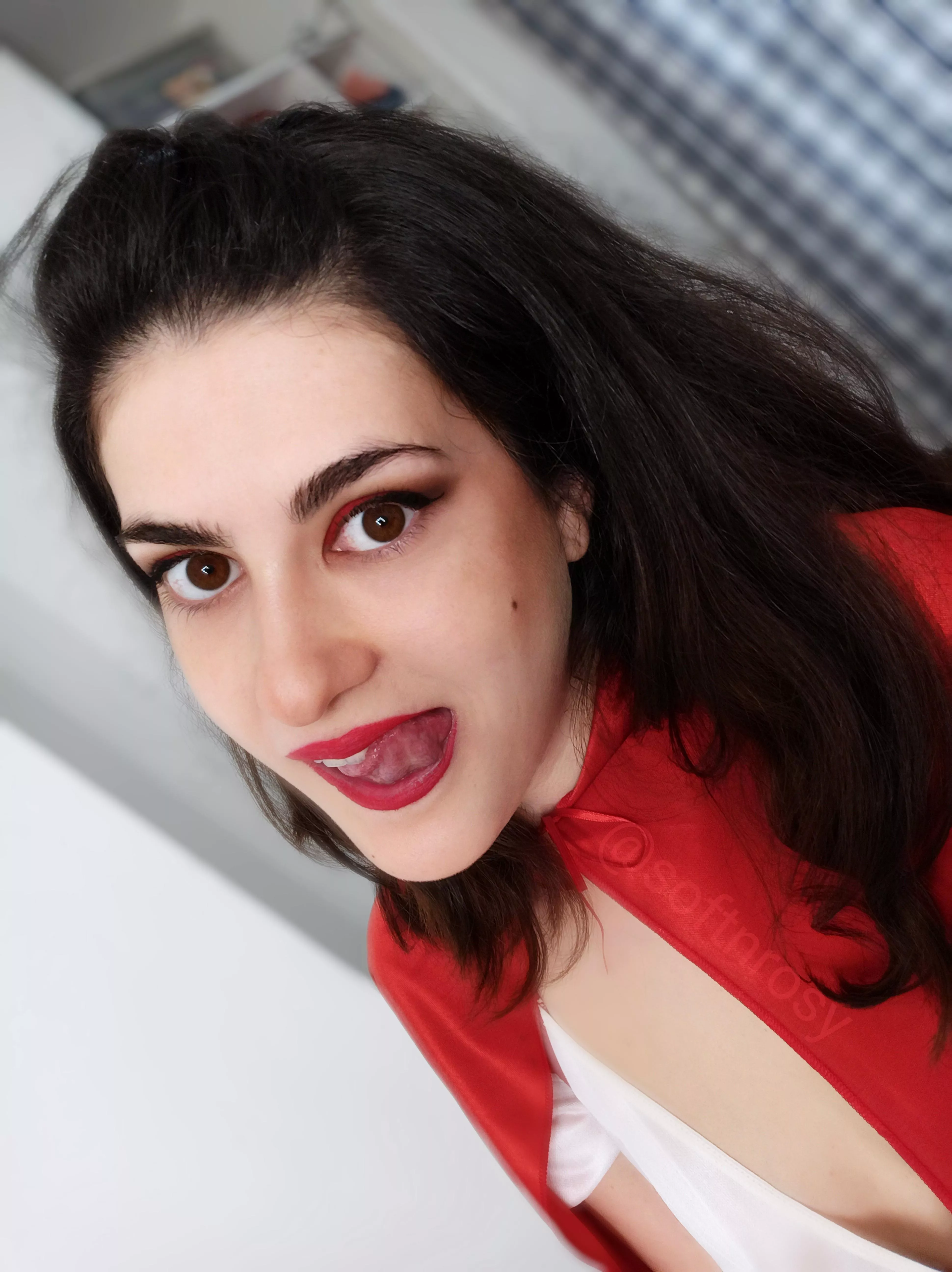 Red lips always lie ? I had so much fun doing this little red riding hood photoshoot!