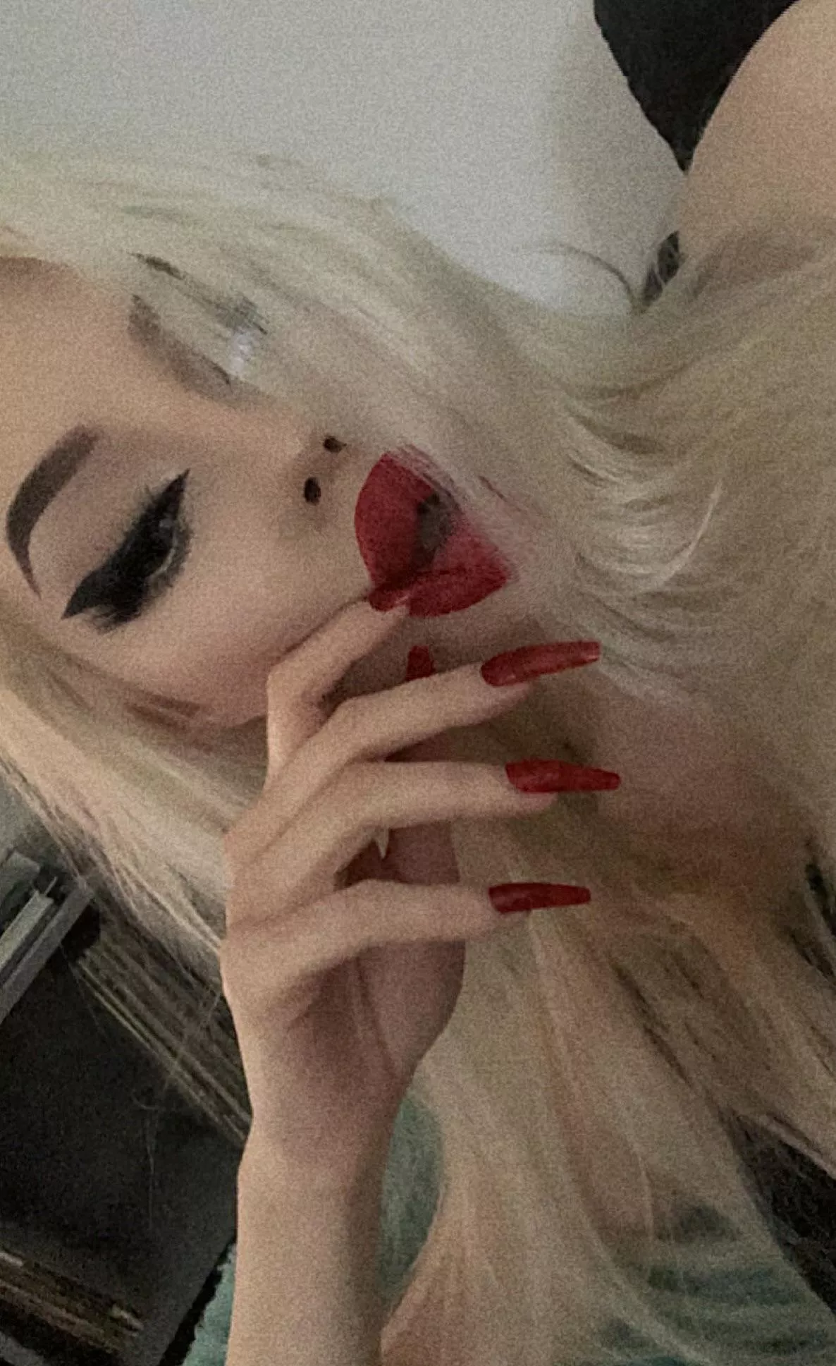 red lips and red nails??? kisses