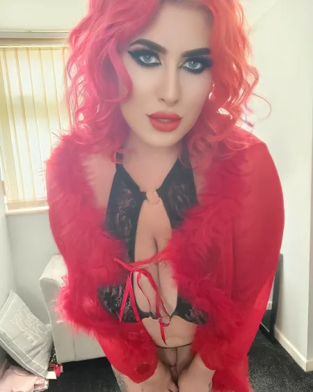 Red lips and thick lashes ๐ Red lips and thick lashes ๐