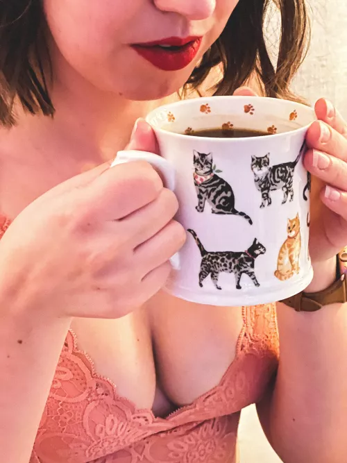 Red lips, dark roast 💋