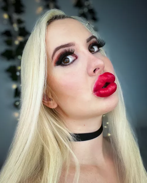 Red lips, smokey eyes π Red lips, smokey eyes π