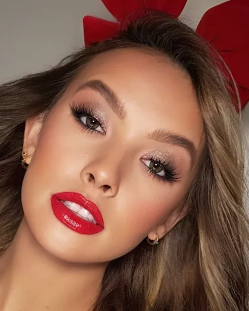 Red Lips & Sparkly Eyes Red Lips & Sparkly Eyes