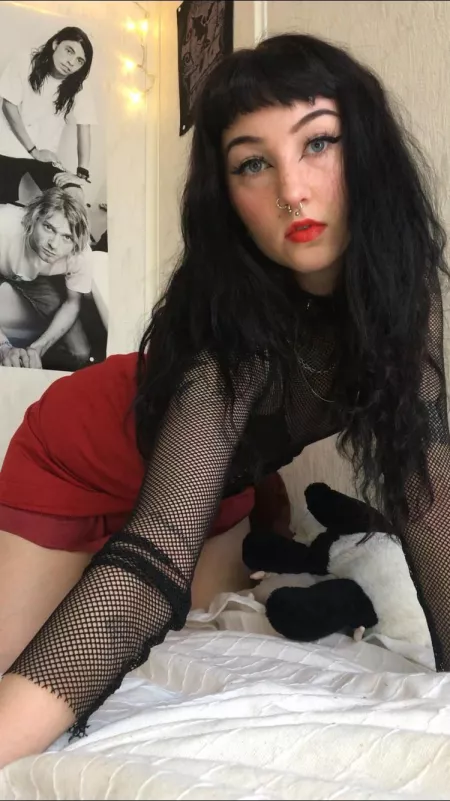 Red skirt and red lips๐
