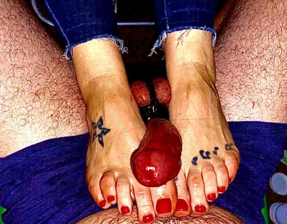 Red toes do it for me Red toes do it for me