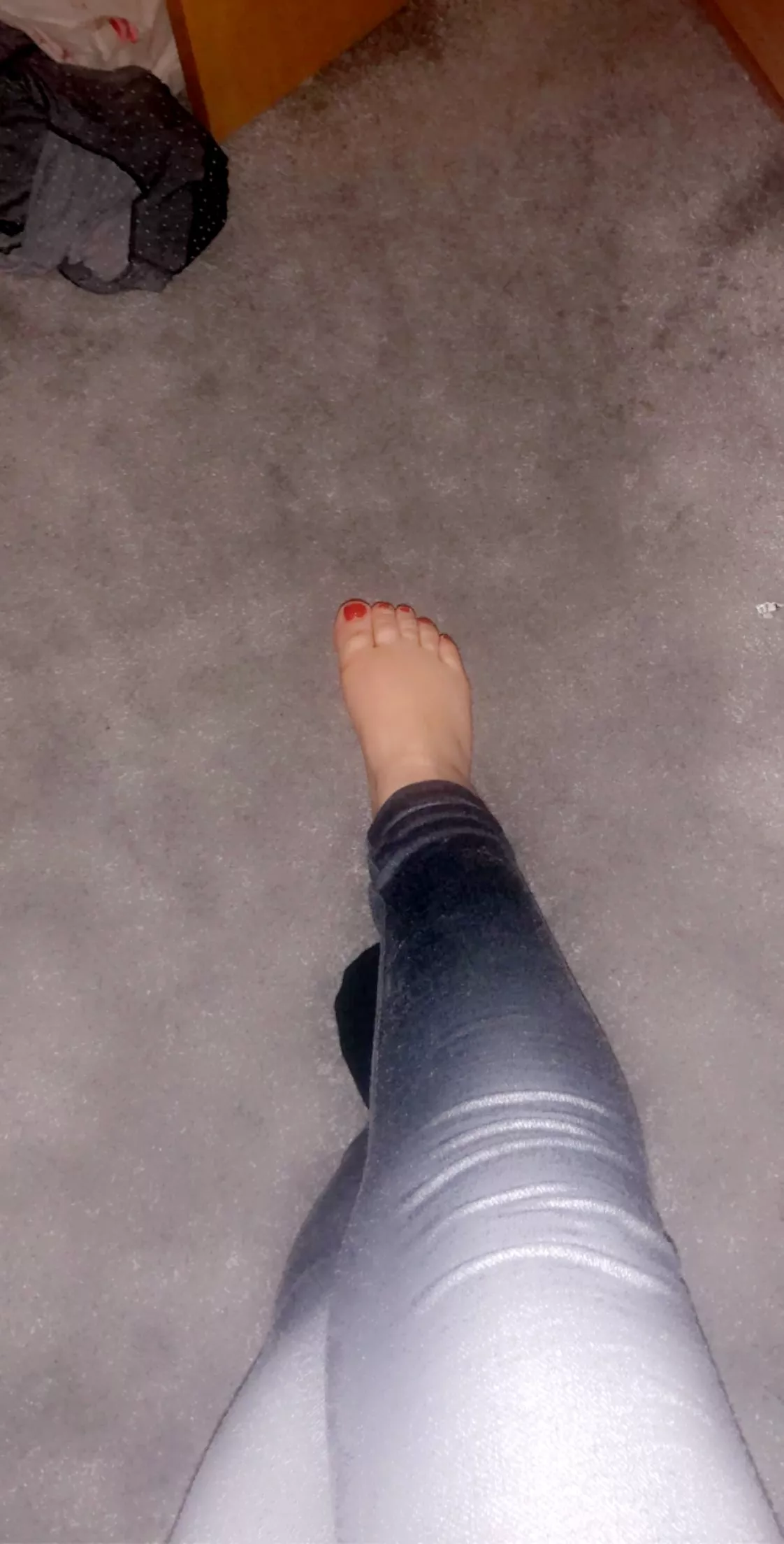 Red toes Red toes