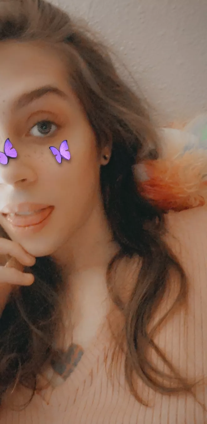 Reddit is finally working right again. Here's a selfie that makes it look my life is pleasant. ^^