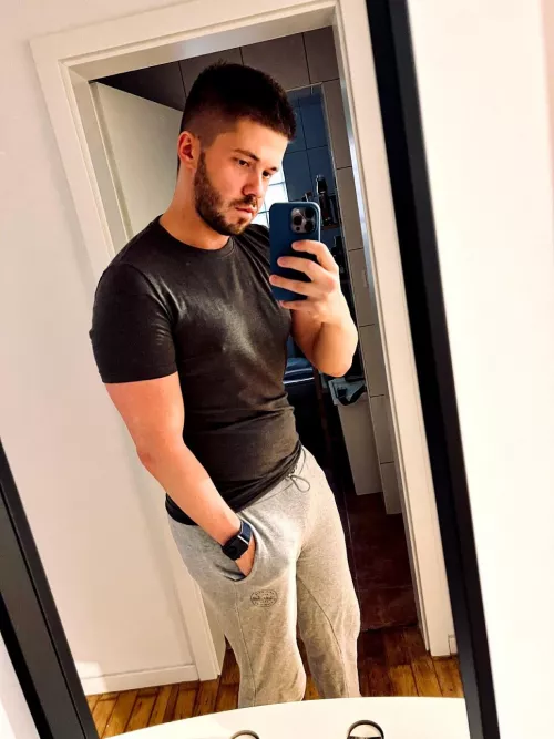 Regular Mirror Selfie. 🤗 Regular Mirror Selfie. 🤗