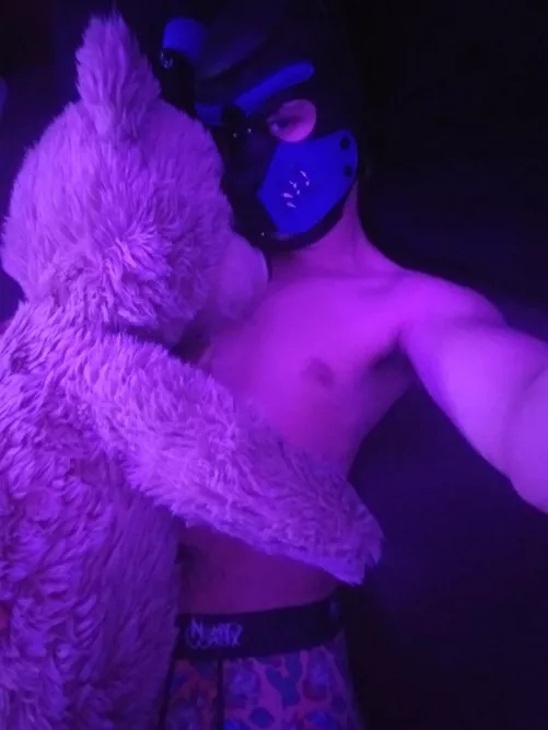 Relaxing in bed would be a lot nicer if I had someone to cuddle up with 😉