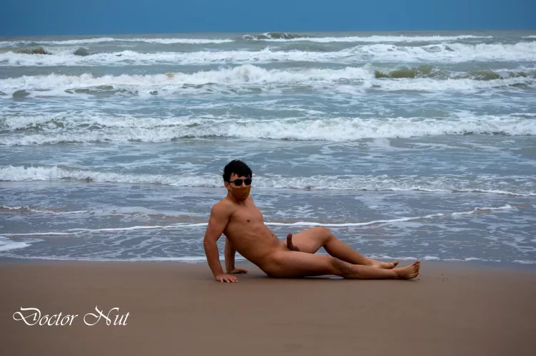 Relaxing naked at the beach🍆