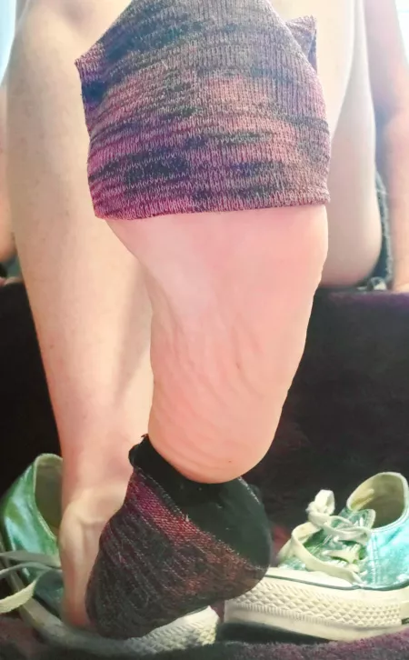 Releasing these sweaty soles from their captors after a long hot humid day... who wants to get a sniff?? πππ
β€