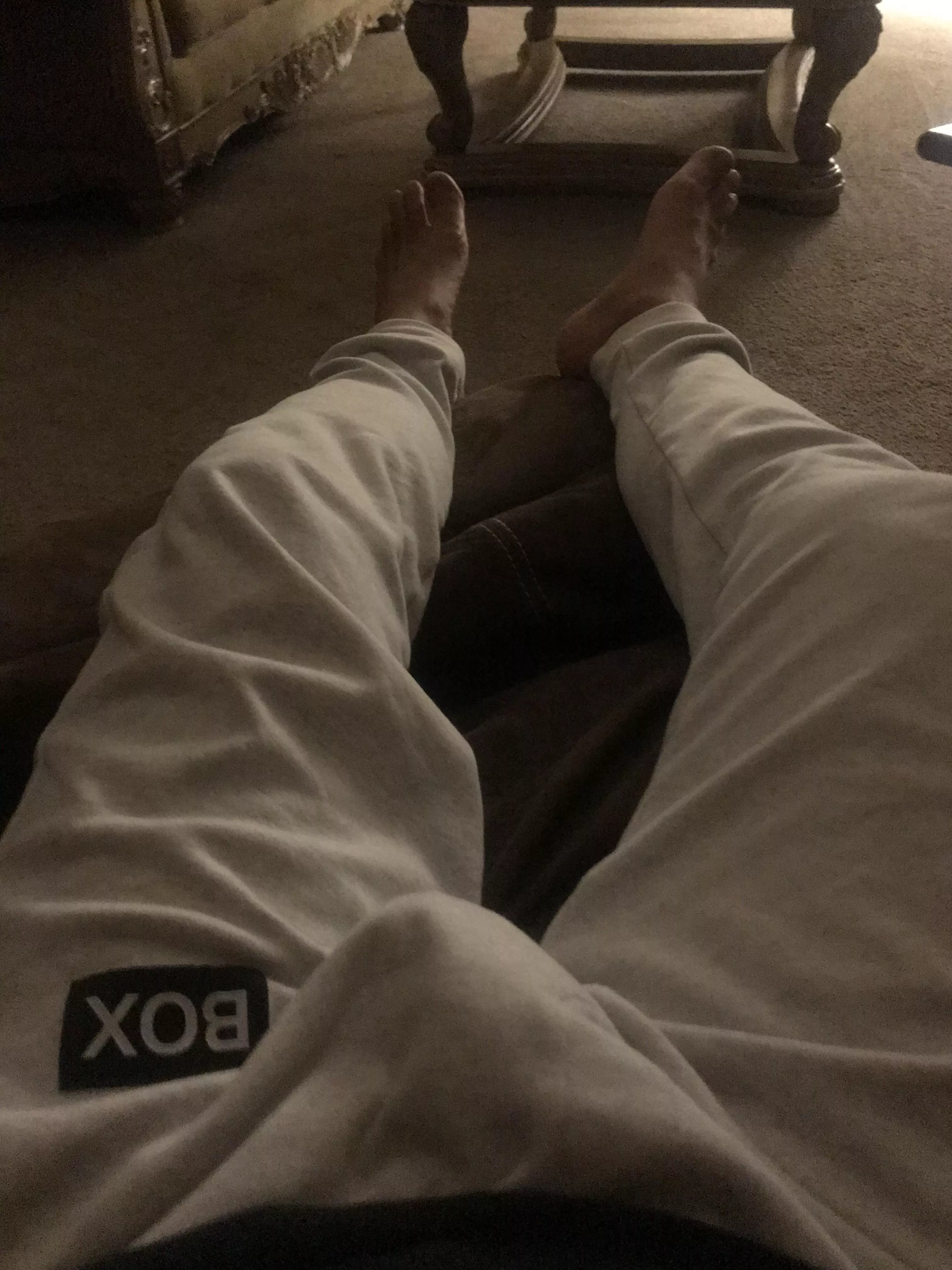 Resting before bed with my huge flaccid bulging. Anyone want it? Resting before bed with my huge flaccid bulging. Anyone want it?