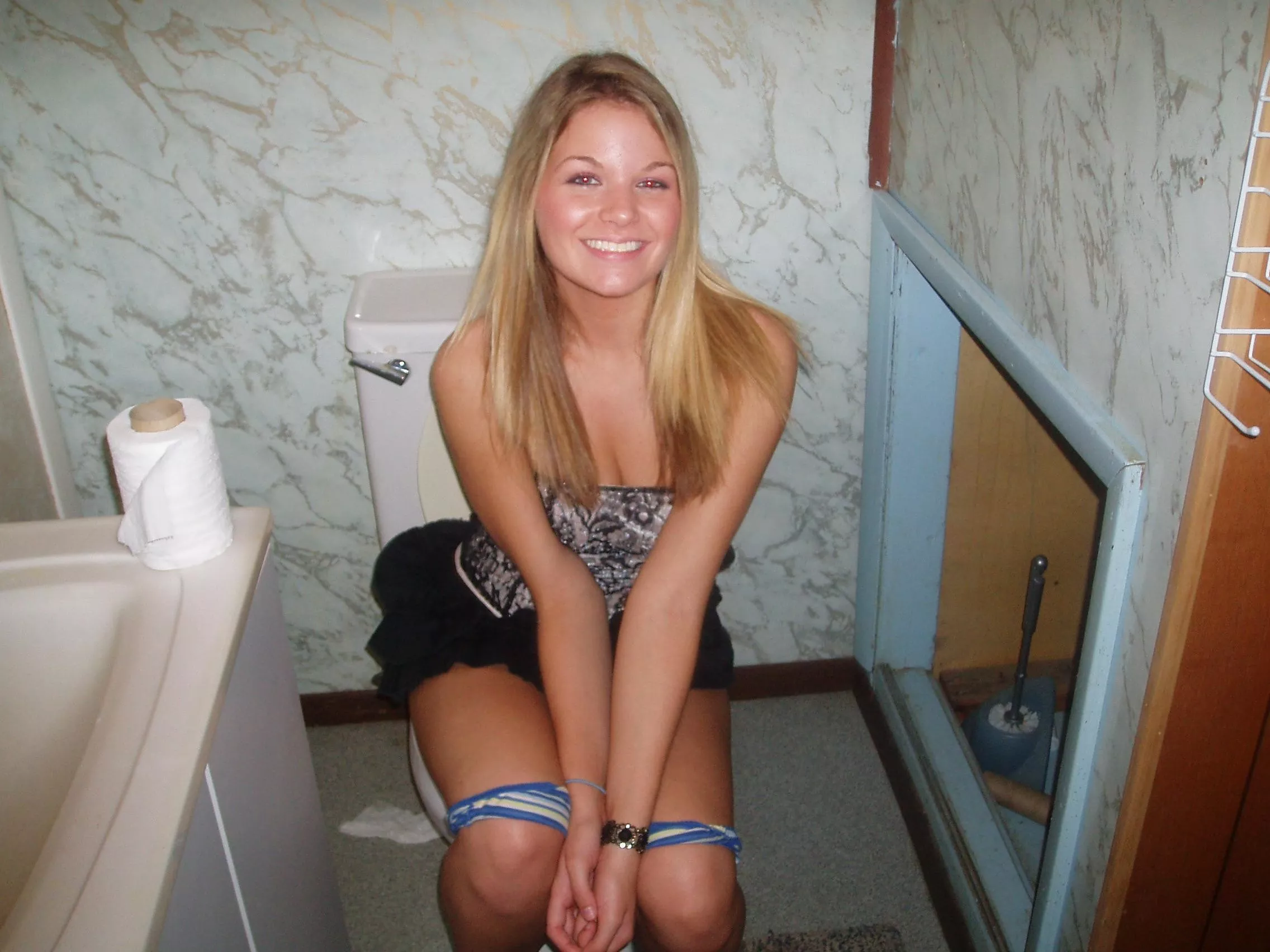 Ridiculously photogenic toilet girl. Ridiculously photogenic toilet girl.