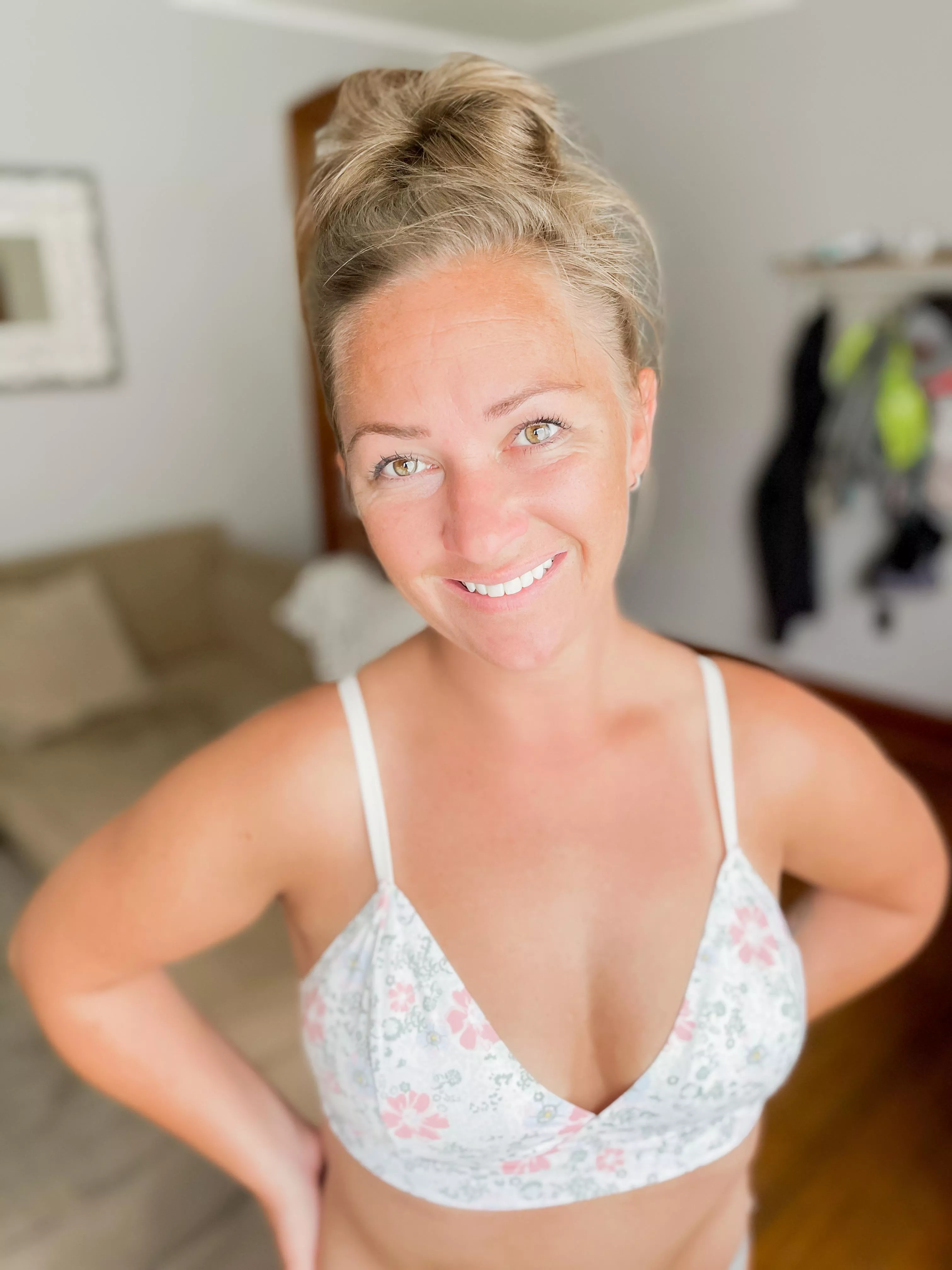 Rockin’ the top knot. [F]