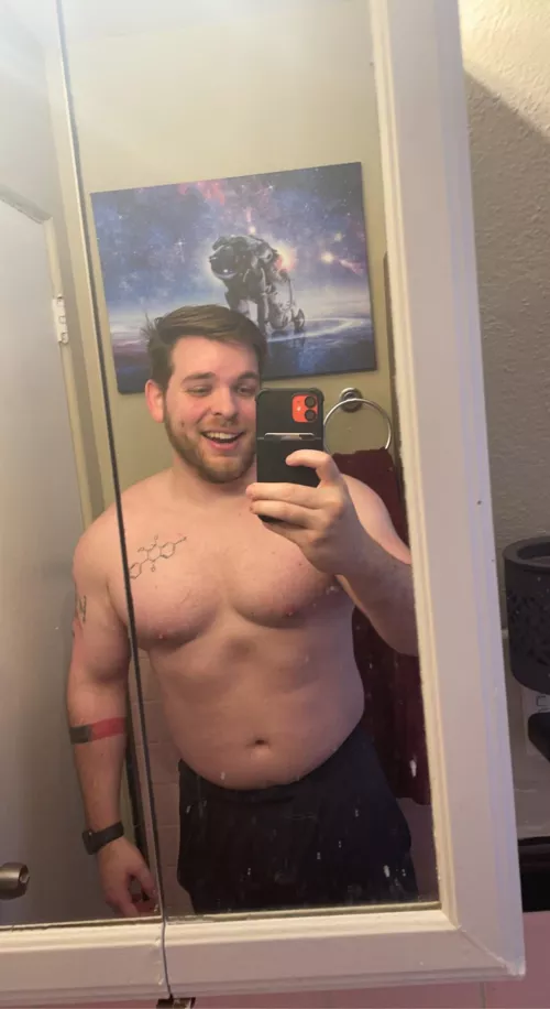 Rocking that chubby fit vibe at the moment. Slowly losing weight, but until then, I’ll post here ☺️