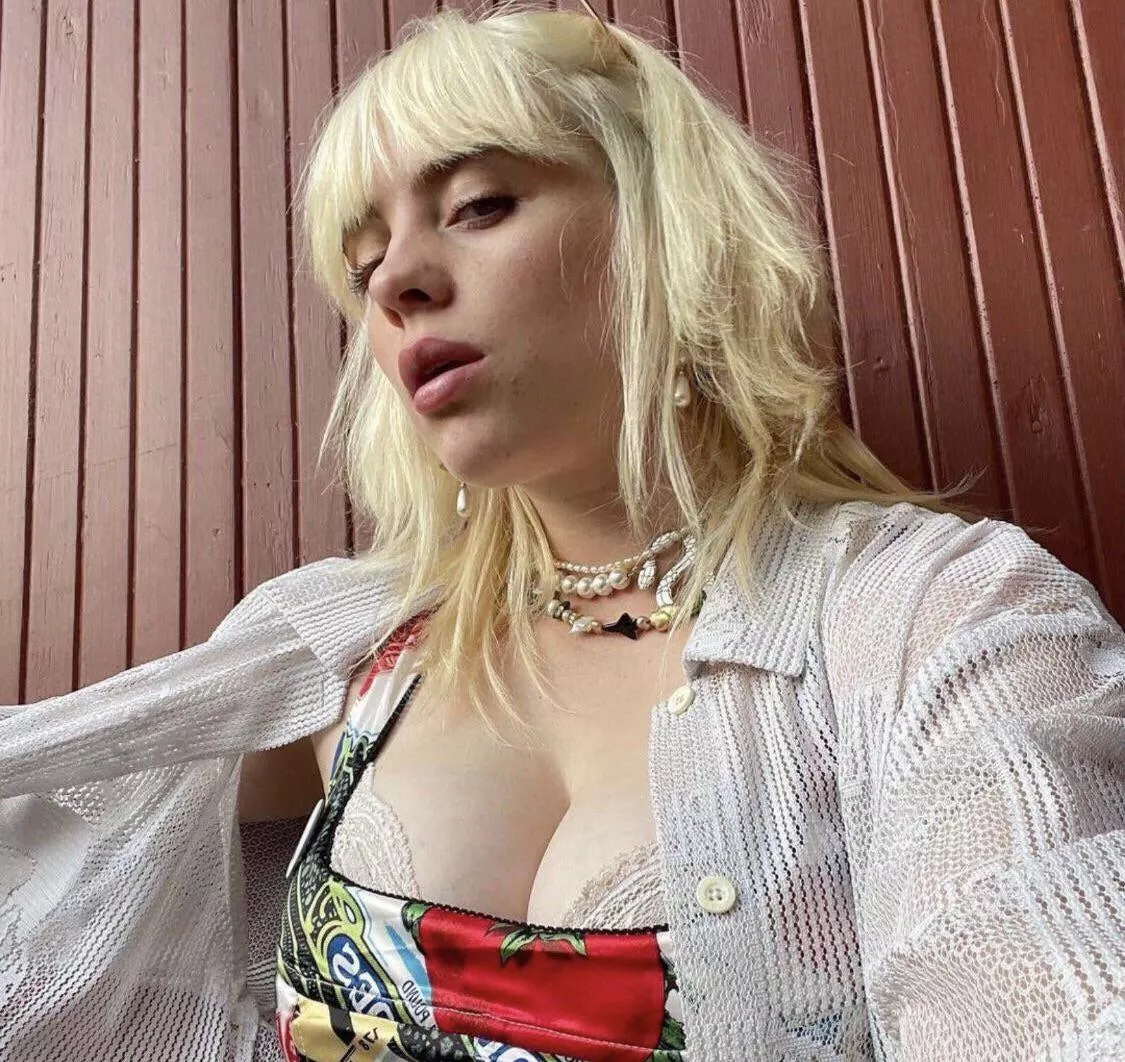 Roleplaying as Billie Eilish in threesome scenario. Roleplaying as Billie Eilish in threesome scenario.