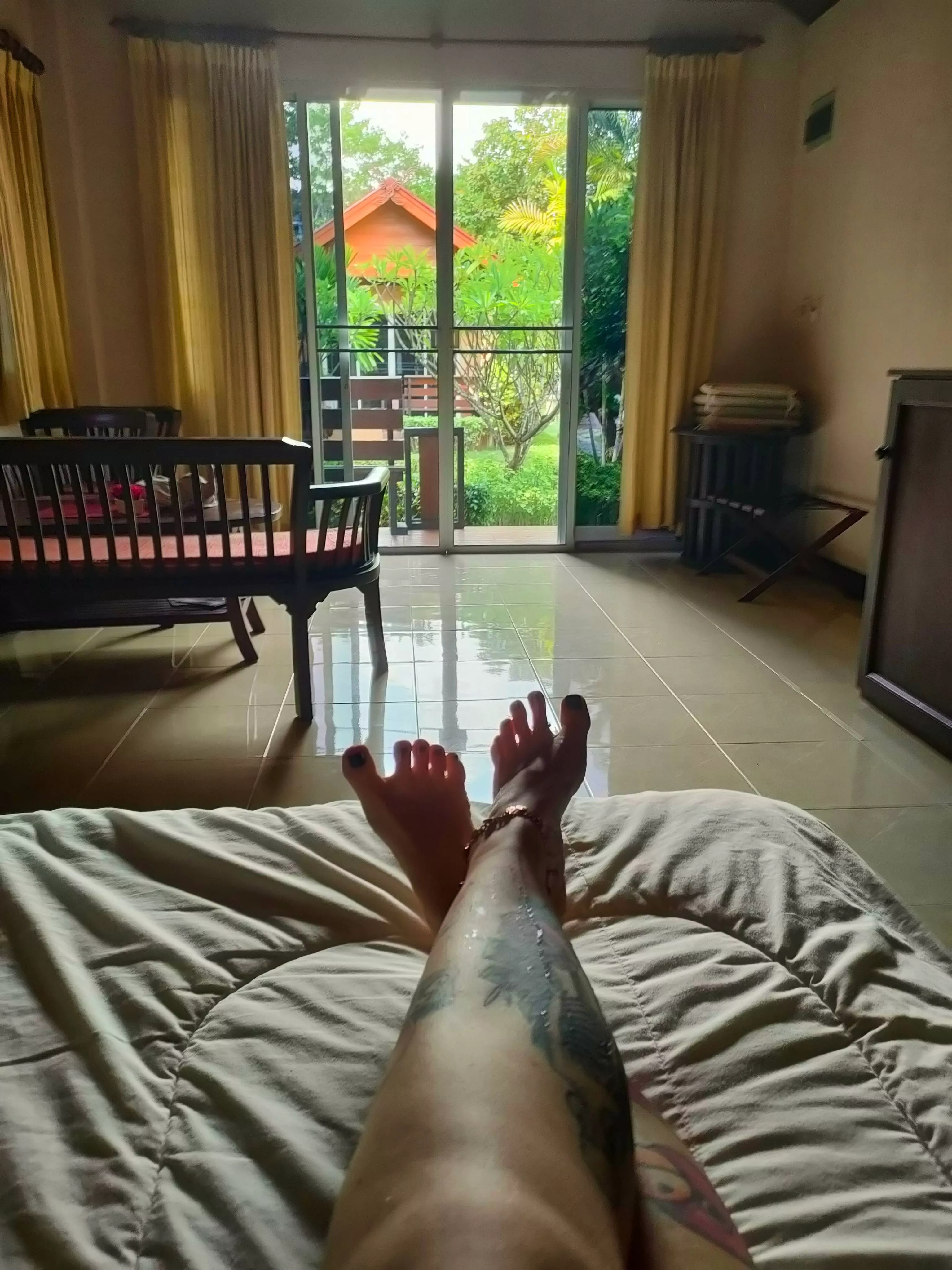 Room service need, oil foot massage needed! Room service need, oil foot massage needed!