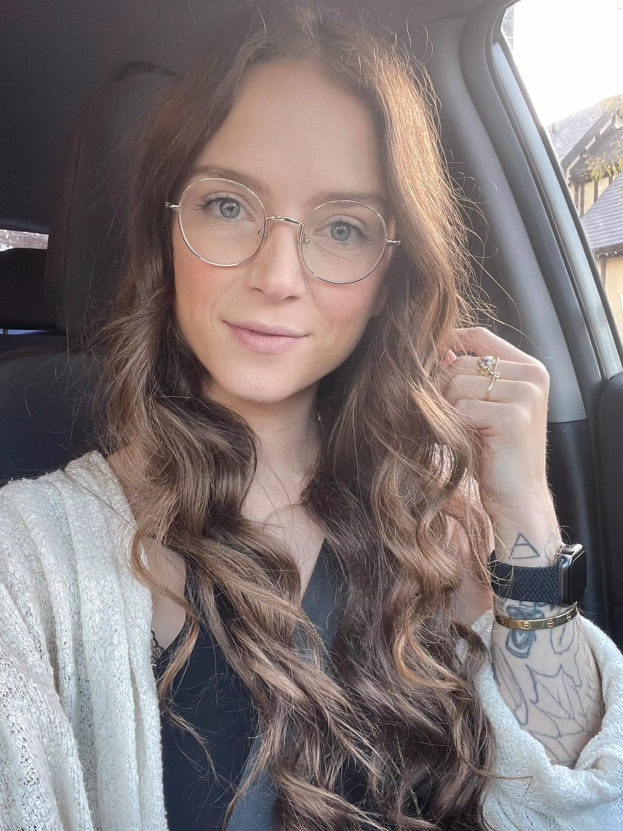 Rules of the Road: Always park the car before taking a seflie Rules of the Road: Always park the car before taking a seflie