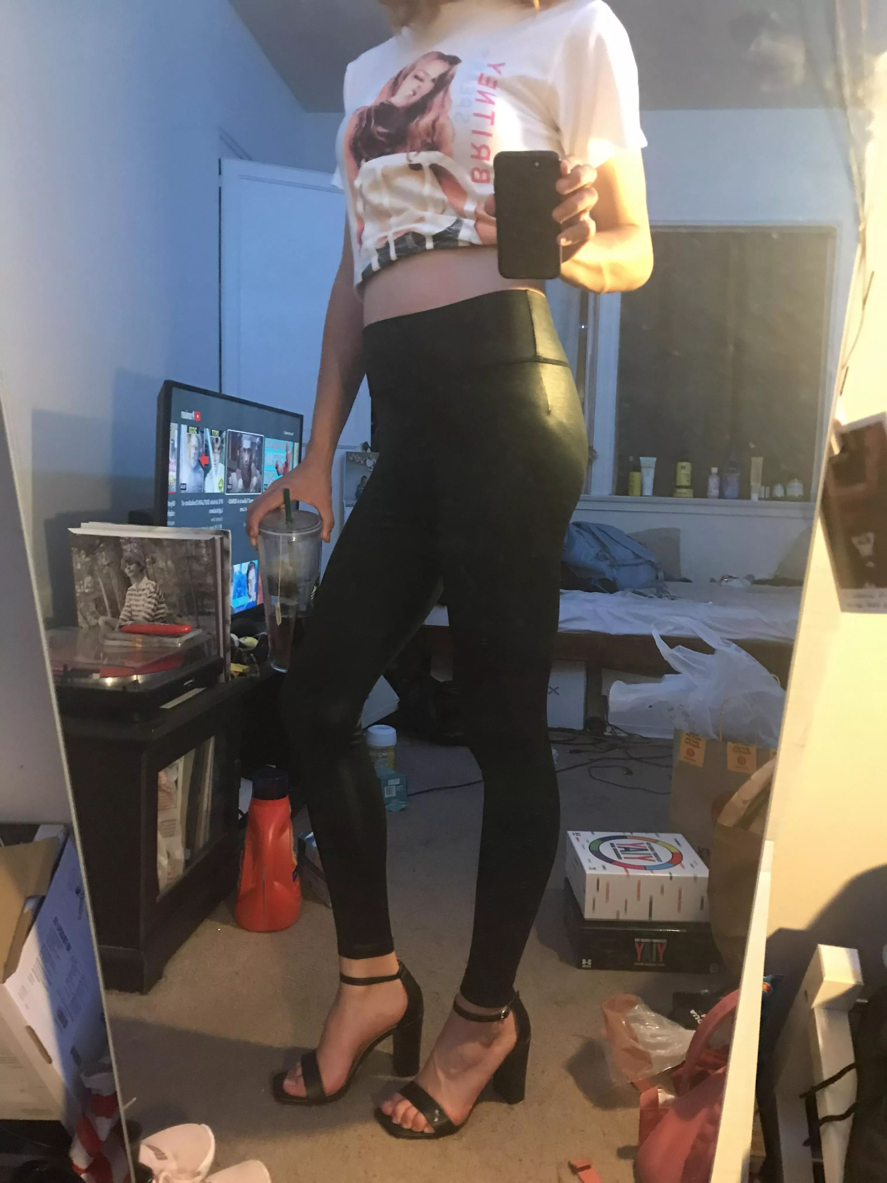 Sandals with leather pants π
 Sandals with leather pants π