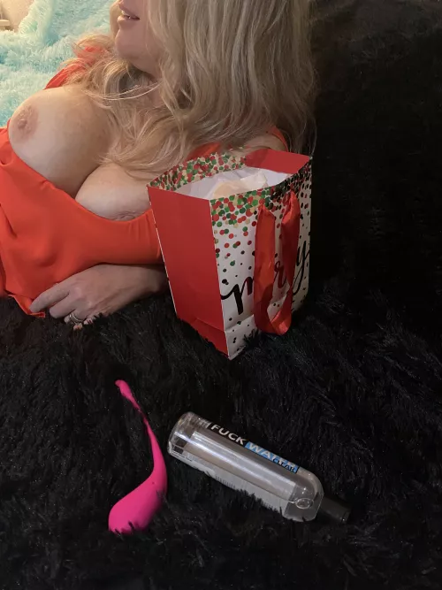 Santa🎅 couldn't resist and came 💦 early. 🎁