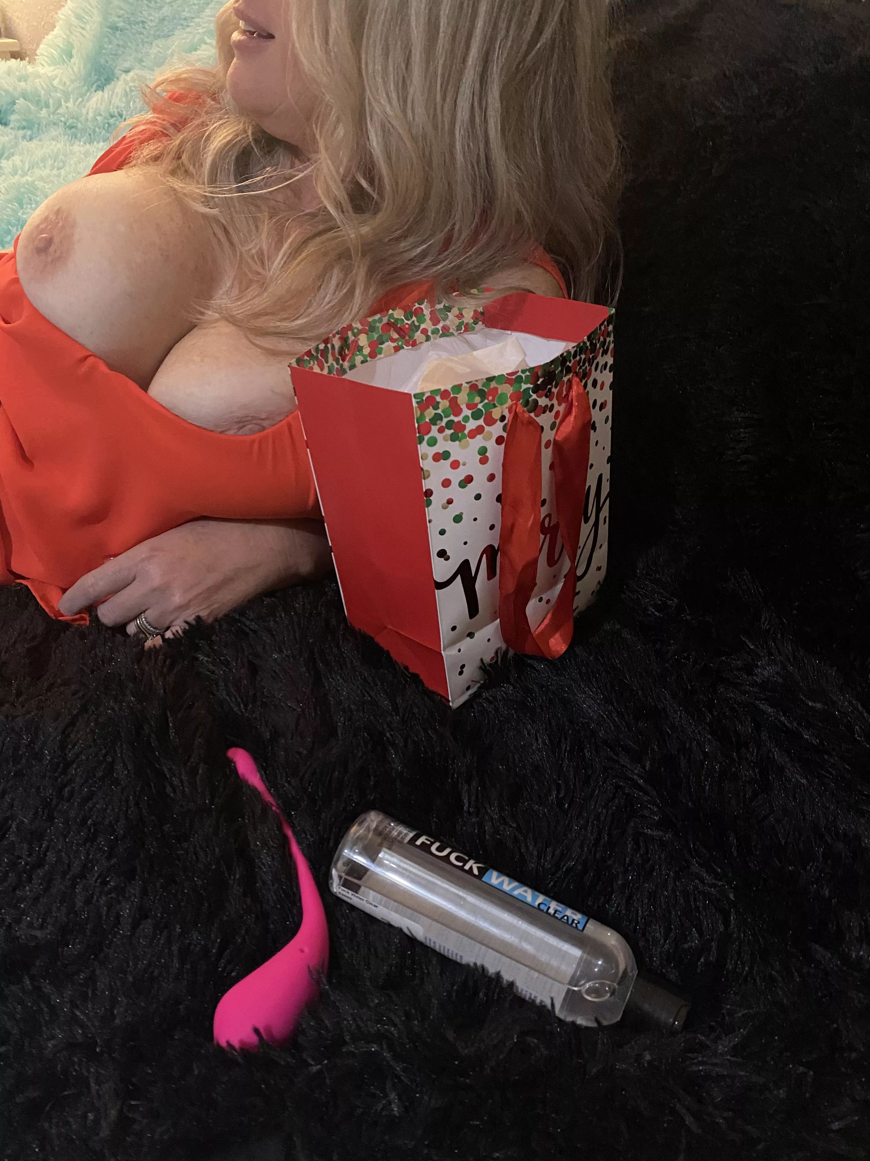 Santa🎅 couldn't resist and came 💦 early. 🎁