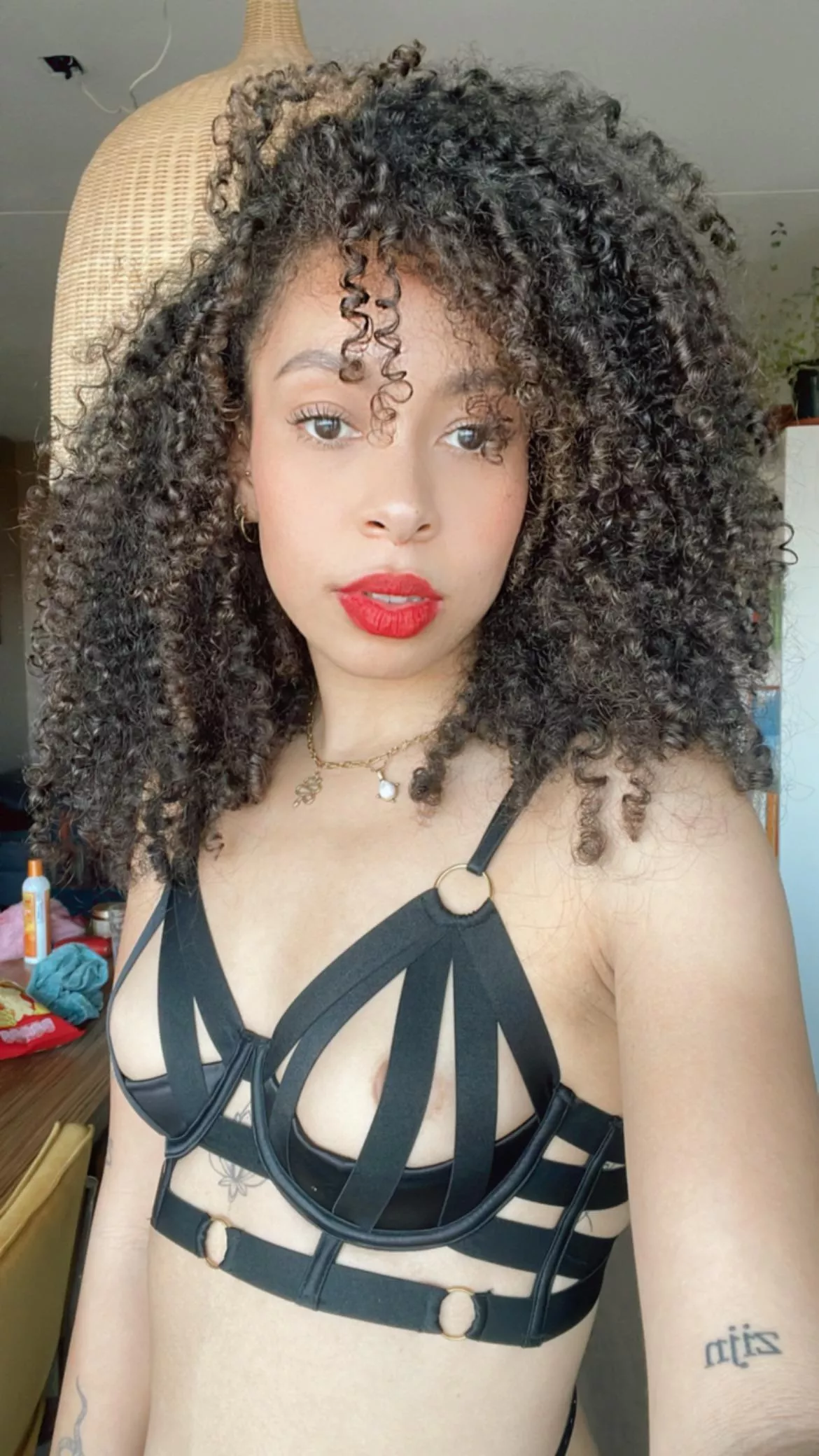 Say hi if I’m your type of girl Say hi if I’m your type of girl