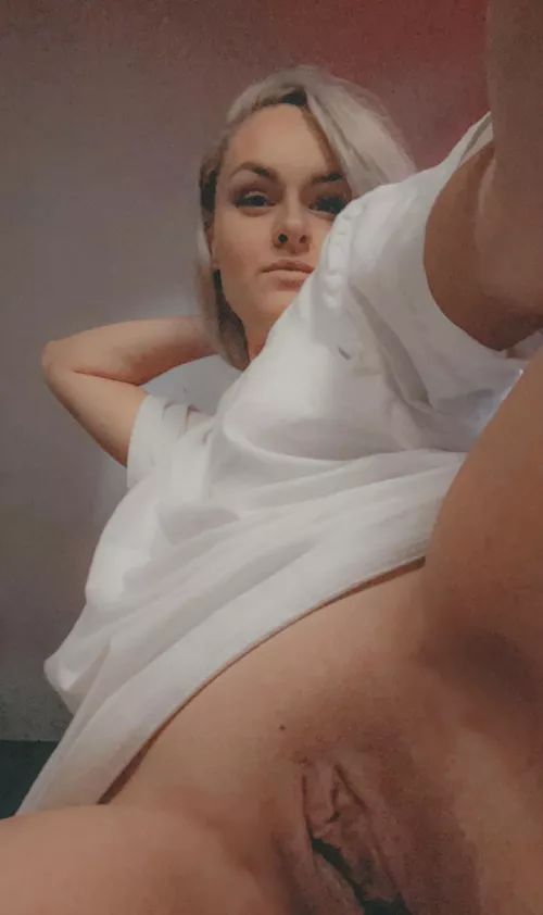 Say hi if you’d eat my pussy 👅 Say hi if you’d eat my pussy 👅