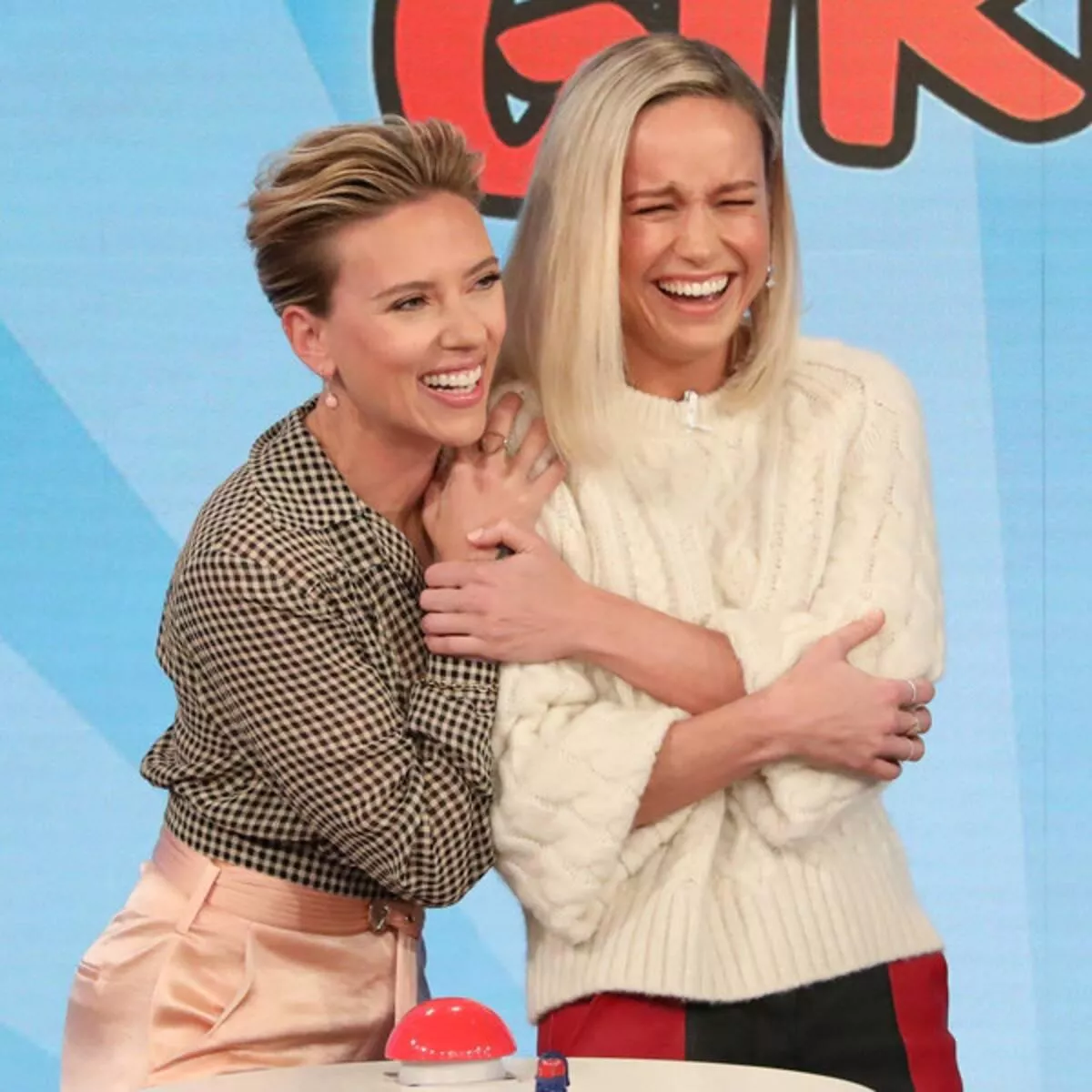 Scarlett Johansson and Brie Larson are an absolutely stunning duo Scarlett Johansson and Brie Larson are an absolutely stunning duo