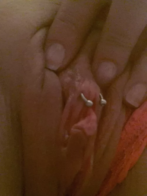 Se likes to show it (f) Se likes to show it (f)