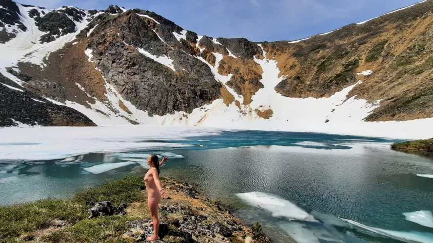 Secret alpine lake in Northern 🇨🇦 (f36) Secret alpine lake in Northern 🇨🇦 (f36)