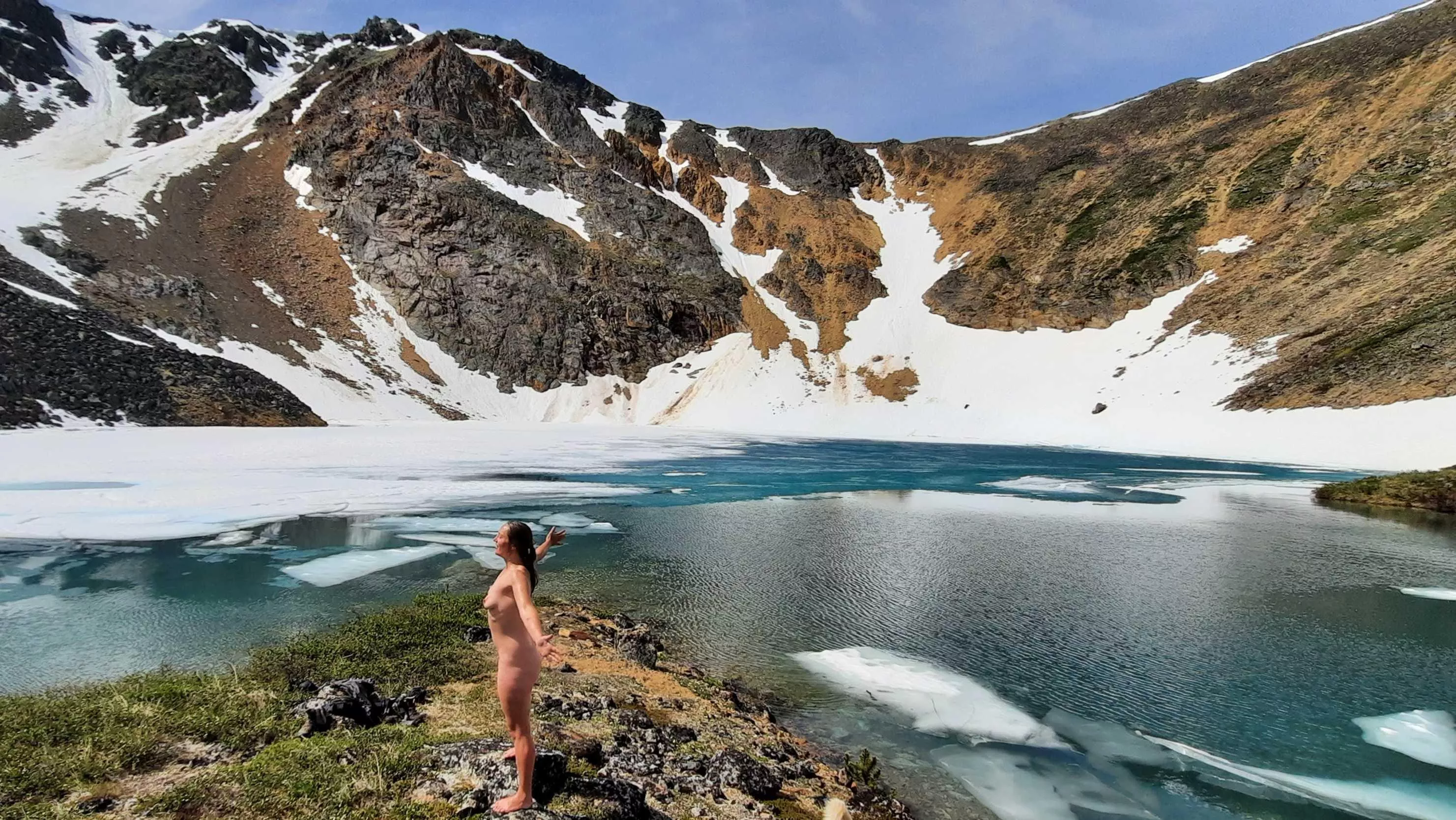 Secret alpine lake in Northern 🇨🇦 (f36) Secret alpine lake in Northern 🇨🇦 (f36)
