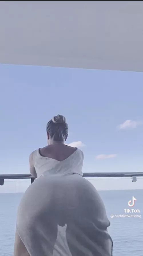 See thru pussy fat ass twerk