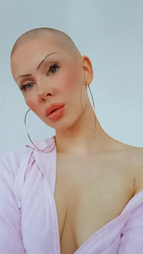 Selfie 😇 Been trying to keep my hair as shott as possible every day