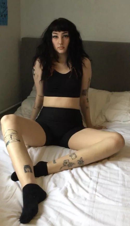 [selling] both fetish (femdom/giantess/feet) and non-fetish (nudes, sexting, JOI) content🖤