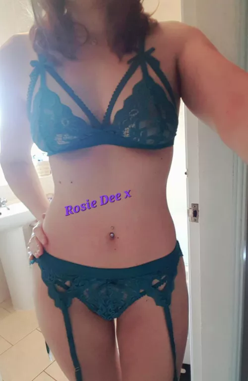 [Selling] Mature British Hottie with a Hairy Pussy. I sell panties, pics, vids, customs, socks, tights, Vials, Cock Rates, sexting, gfe, creampie panties, used condoms and much more. Drop me a message here or on kik indigo_37