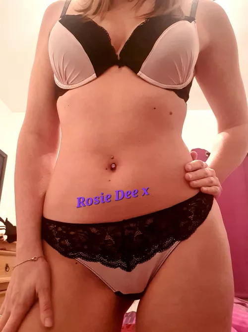 [Selling] Mature Verified British Seller. I sell panties, pics, vids, customs, socks, tights, cock rates, gfe, sexting, domme services and much more. Dm me here or on kik indigo_37 to enquire