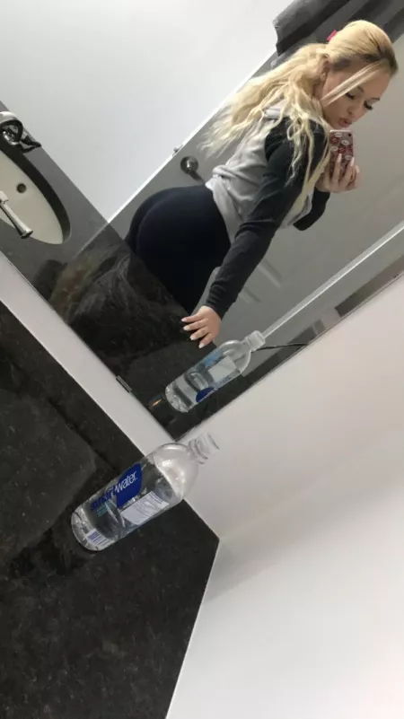 [Selling] Who wants to cum? I'll make your weekend special??? ?? Live Photos ? ?Videos ? Sexting ? GFE [F]ree dick rating DM me here or at [Kik]@Elisse967