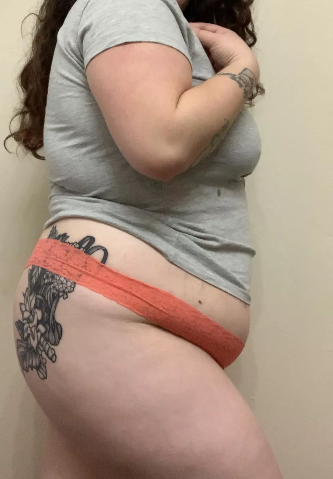 [selling] who’s getting the last pair of panties of my 20s? Even better.. who gets the first pair of my dirty 30s? 😈