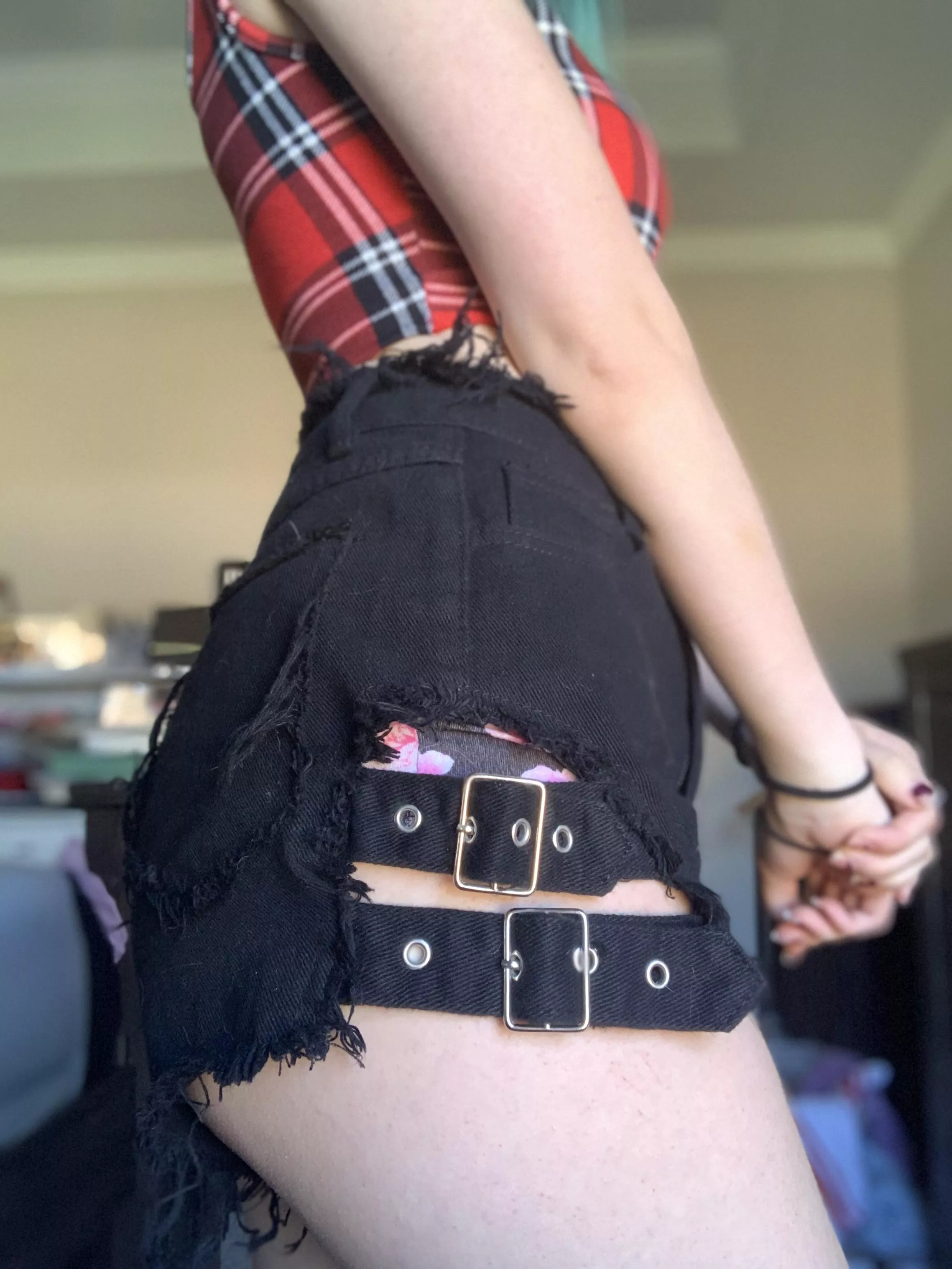 [selling][USA][f] ootd Peep my floral boy shorts! Running a SALE, any purchase made before the end of October gets a free cumming video in your panty??