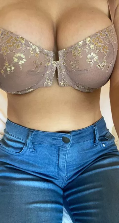 Sending a selfie to my crush before the date [F]