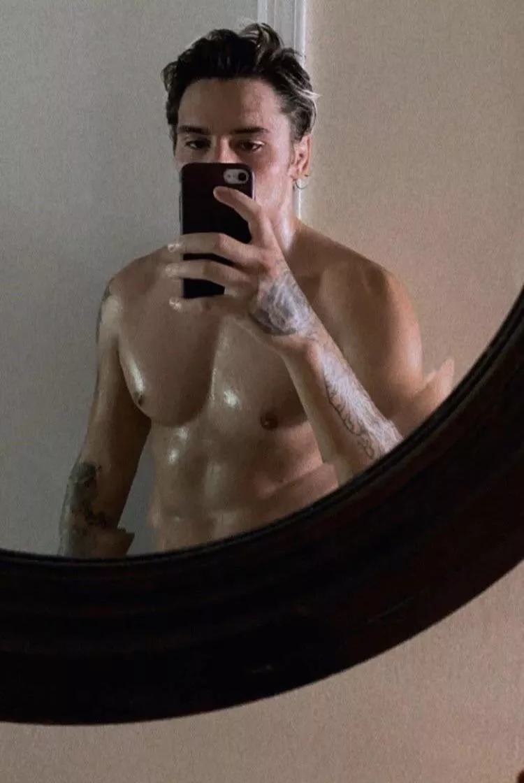 Sending full body nudes to everyone that upvotes this⬆️💦 Sending full body nudes to everyone that upvotes this⬆️💦