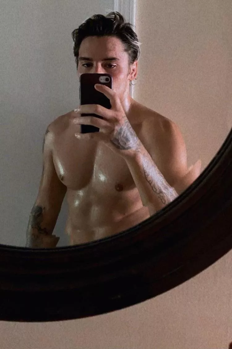 Sending full body nudes to everyone that upvotes this ⬆️💦