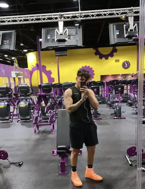 Sending full body nudes to everyone that upvotes this post (Must DM me) β¬οΈπ¦