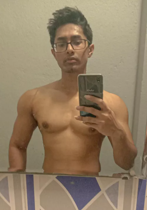 Sending full body nudes to everyone who upvotes thisโฌ๏ธ๐ (20)