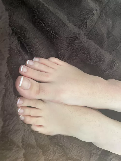 Sexiest white feet /)
