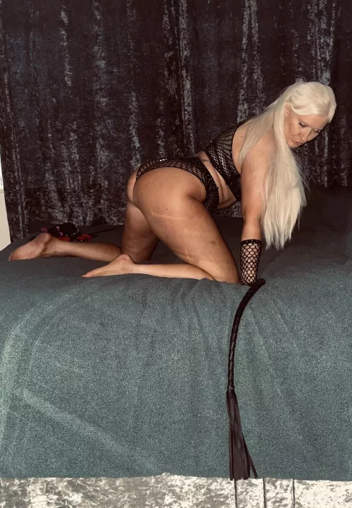Sexy domme with a sexy whip, what a beautiful sight to brighten up your hump day