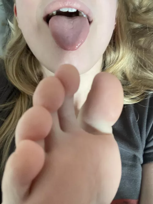 Sexy feet alert! Link to onlyfans in the comments! Sexy feet alert! Link to onlyfans in the comments!