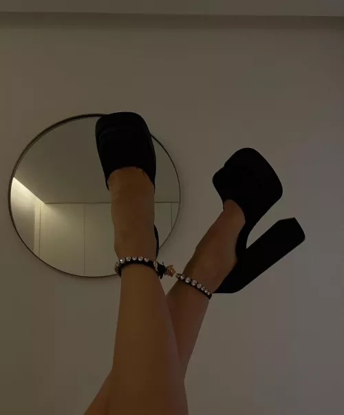 Sexy feet in sexy heelsπ
