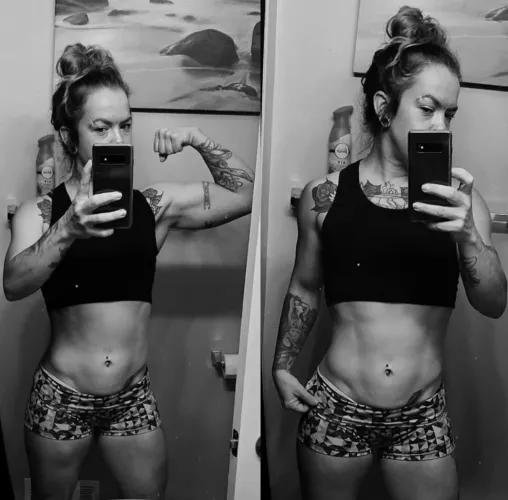 SEXY FIT MILF, LOVE ANAL AND CUM ....dont be shy, requests away ??? .... subscribe, link in comments ....