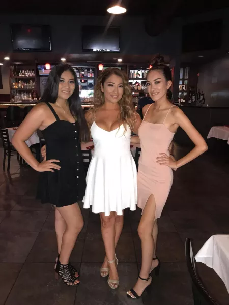 Sexy Milf (Middle) And Her 2 Hot Daughters Sexy Milf (Middle) And Her 2 Hot Daughters